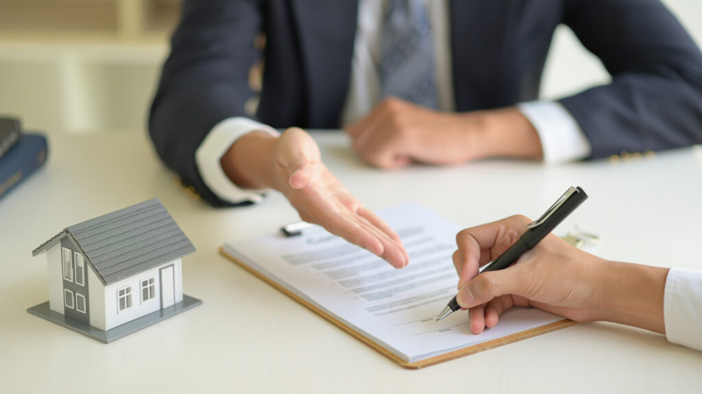 signing-a-home-purchase-contract-between-the-house