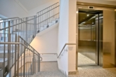 Attraktive 2 Zi.-Wohnung mit Fußbodenheizung, Lift und 2 Balkone - Treppenhaus u. Lift